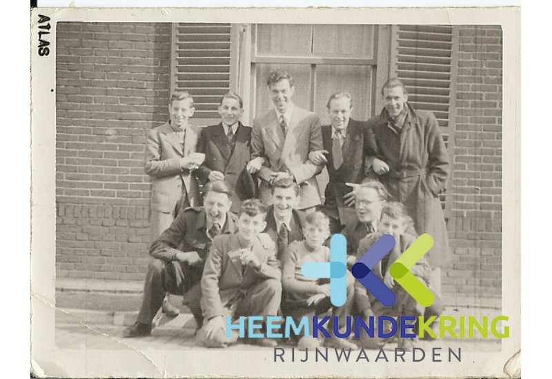 V. lnr. onbekend -onbekend-onbekend M. lnr. Tonny Hendriks - Jac Pastoor - Ben Fransen- A. lnr onbekend - Wim Pastoor- Nol Hendriks - Theo Winters - Frans Janssen.